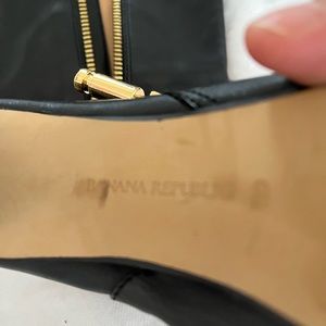 Banana Republic, women boats, size 6.5, black color, leather